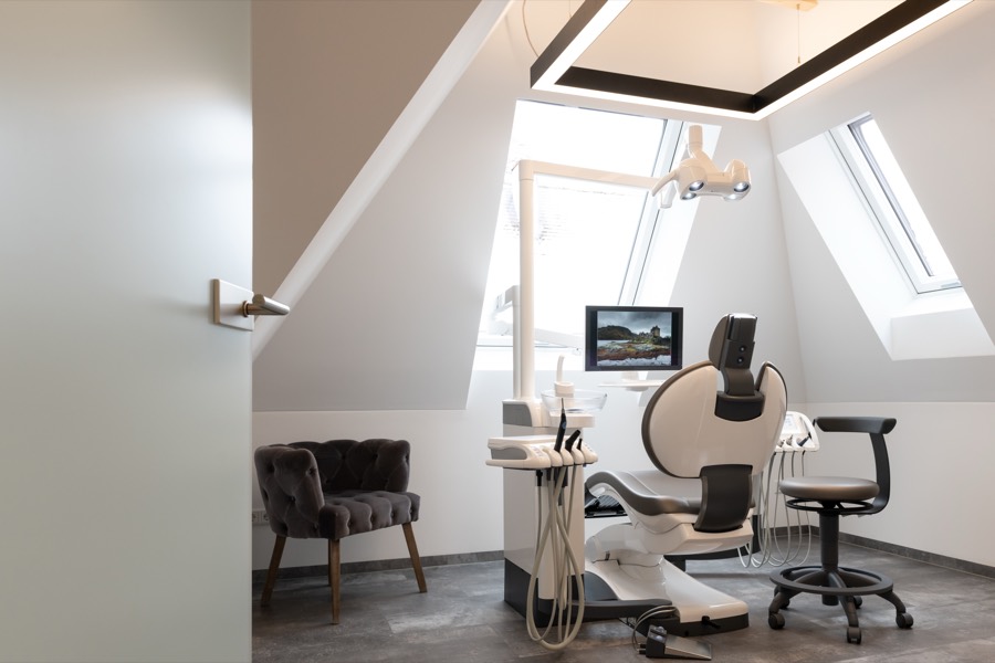 Behandlungszimmer im Dachgeschoss mit Dachfenstern