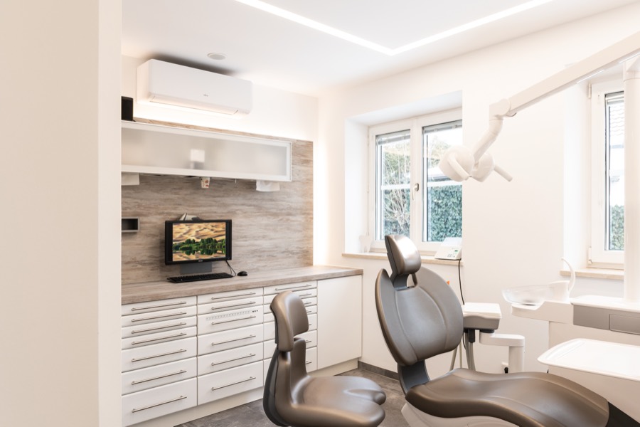 Behandlungszimmer mit Holzoptik