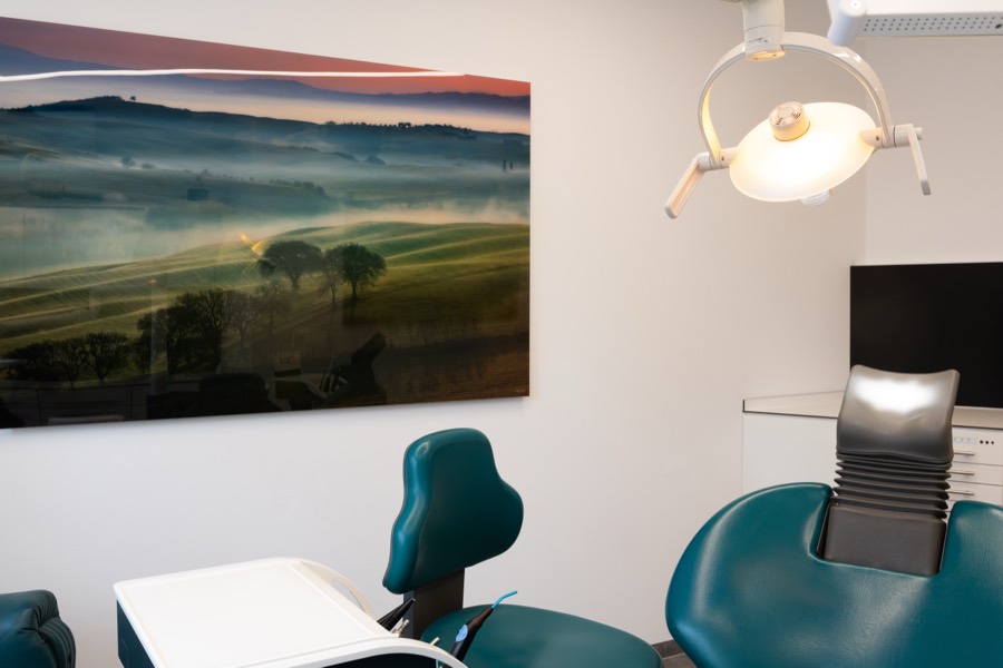 Behandlungszimmer mit Landschaftsbild